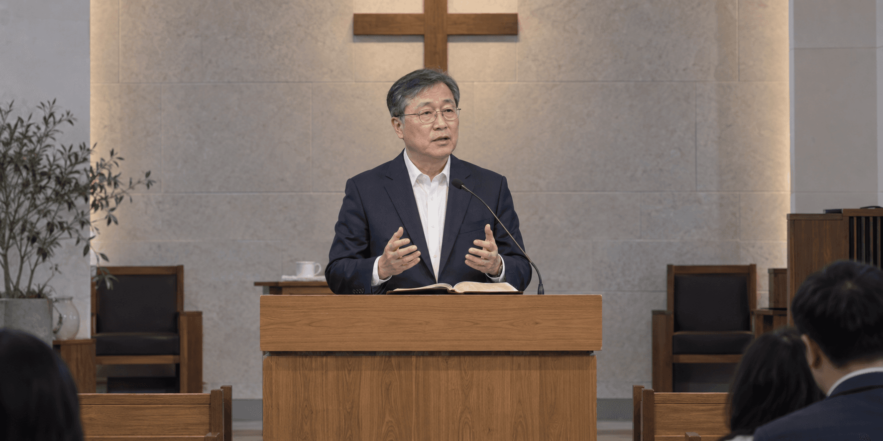 교회 강단에서 회중에게 말씀을 전하는 목회자