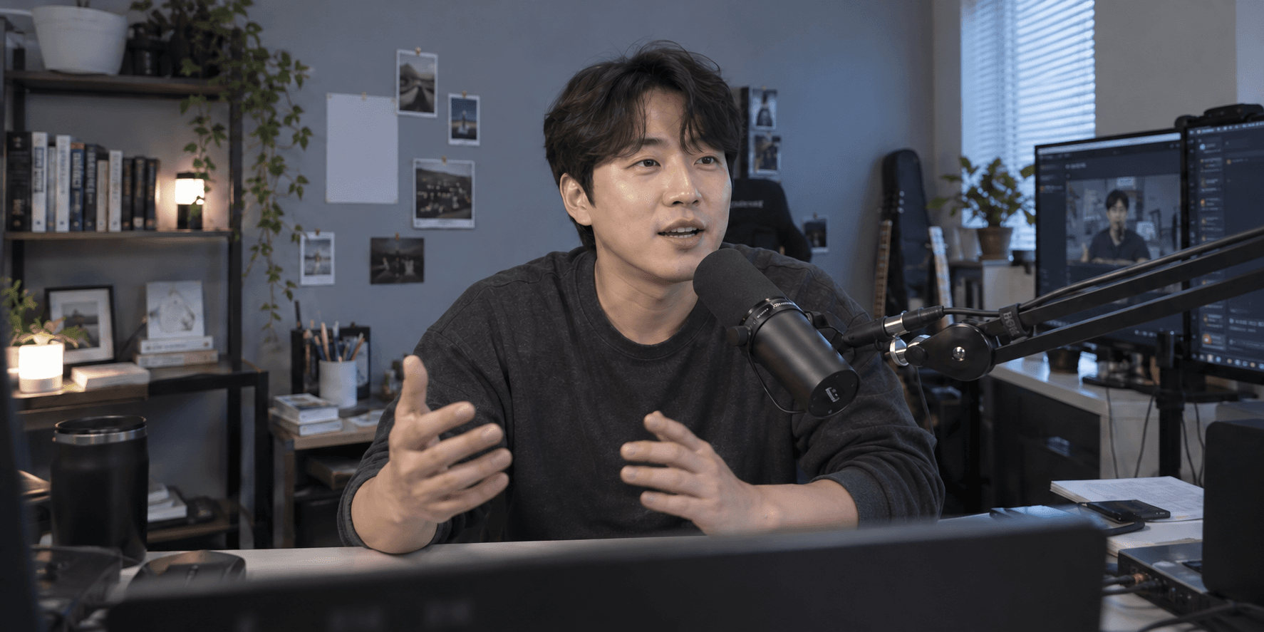 작업실에서 마이크로 시청자와 대화하는 크리에이터